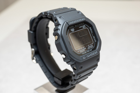 G-SHOCK、初号機正統進化のメタルケース「GW-5000」にモノトーン