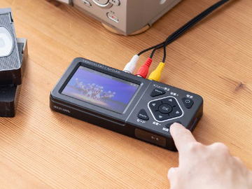 サンワサプライ、ビデオテープの映像を動画データ化できるモニター付き