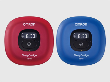 オムロン、呼吸トレーニングで眠りをサポートする「ねむり時間計