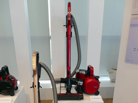 東芝、ゴミを1/7に圧縮できる2.3kgの軽量キャニスター掃除機「TORNEO V