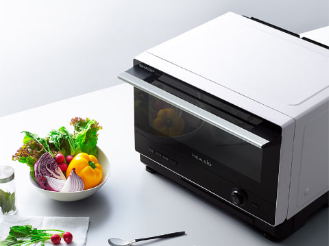 狭い場所にも置けるウォーターオーブン「ヘルシオ」。少人数世帯に合う