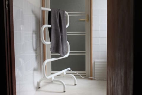 バスタオルや肌着を温められるヒーター。濡れたタオルの乾燥も - 家電