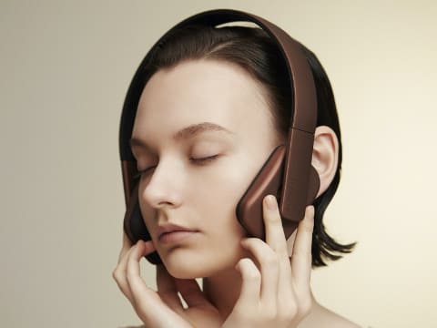 ハンズフリーで表情筋を鍛える、ヘッドフォン型のEMS美顔器 - 家電 Watch