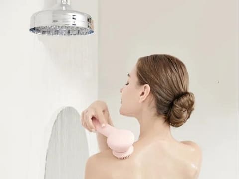 背中を洗いやすい電動ボディブラシ「inFace」角質やニキビケアも