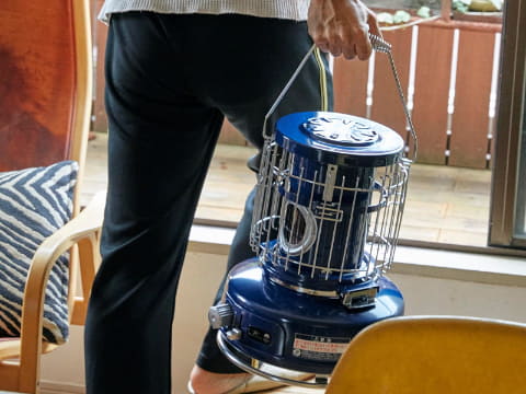 アラジン、BEAMSコラボの限定ストーブ「墨黒色」。人気色の再販も