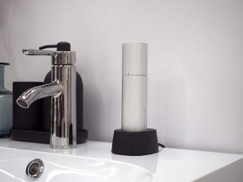 衣類のシミをこすらず落とすシャープの超音波ウォッシャー。漂白剤にも