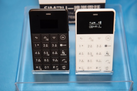 ゼロベースで開発、カードサイズ4G携帯電話「NichePhone-S 4G」発表会