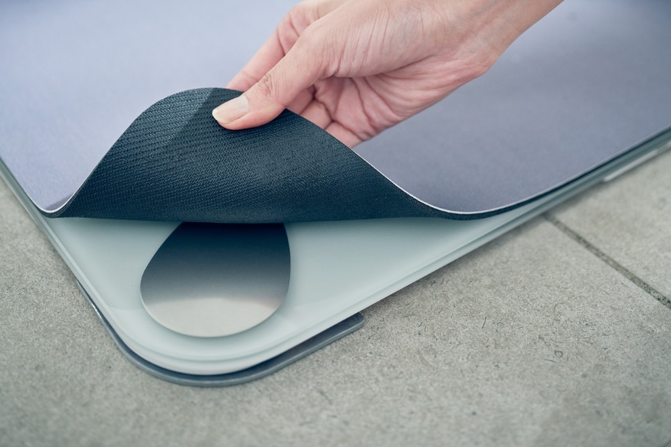 乗るだけで体重が記録できるバスマット「スマートバスマット」、プラス