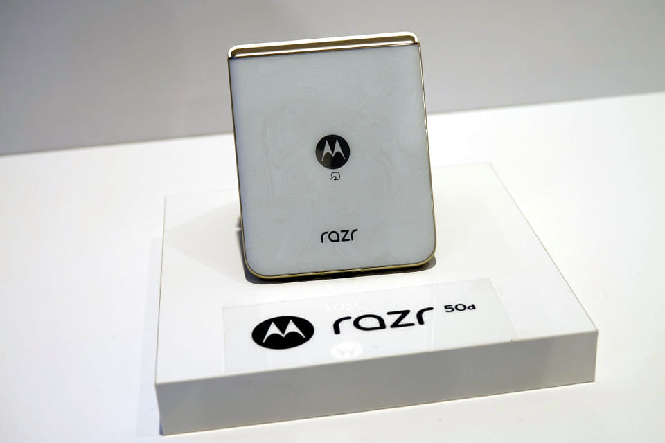 写真で見る「motorola razr 50d」実機と目黒蓮の相棒“ミニREN”がいる