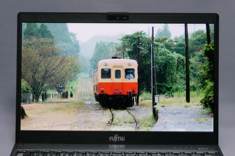 Hothotレビュー】重量748gで4コアCPU搭載のモバイルノート、富士通