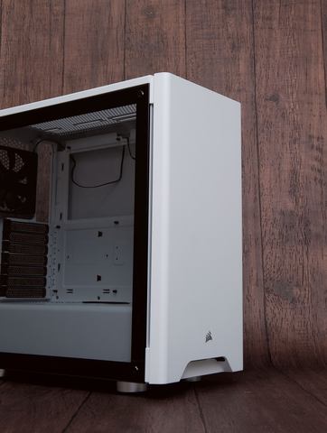 コンパクトサイズと強化ガラス、今夏のトレンドを体現するミドルタワー