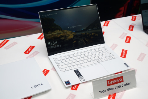 レノボ、約966gのカーボンファイバーノート「YOGA Slim 750i Carbon