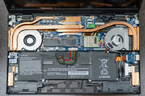 笠原一輝のユビキタス情報局】1kg切りで最高峰の性能を実現した「VAIO