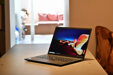 ThinkPad史上最軽量の907g! キーボードも耐久性もセキュリティも伝統の