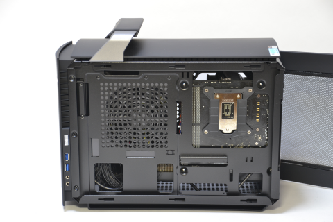 Hothotレビュー】ハンドルが便利! コンパクト&高性能ゲーミングPC「G