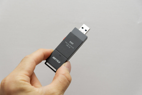 コイツは万能すぎる! スティック型SSDの高速版がバッファローから