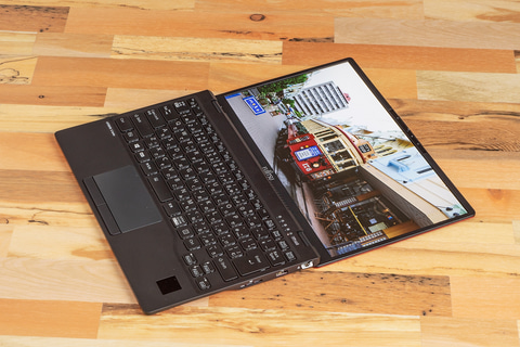 驚異の700g台を実現した13.3型ノート「Fujitsu LIFEBOOK U9312/J