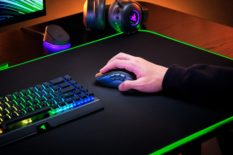 Razer、多ボタン無線ゲーミングマウス「Naga V2 Pro」と無線充電ドック