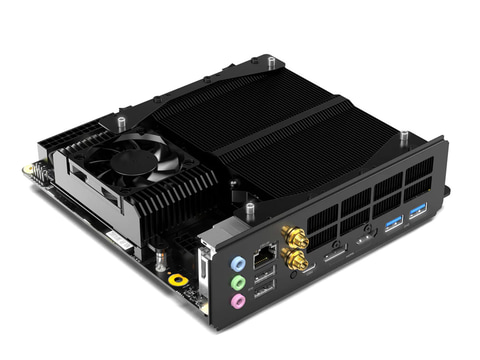 GeForce RTX 4090も乗っかる！Ryzen 7 7745HX搭載マザーがMINISFORUM