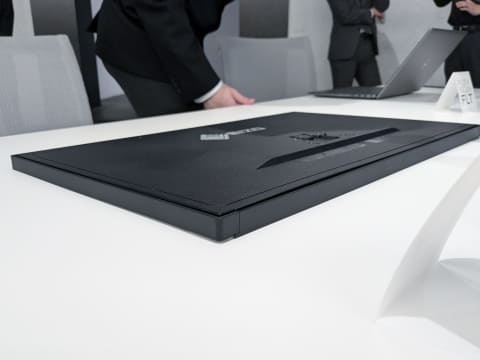 EIZO史上最薄最軽量。中空ベゼル/モニターアームで宙に浮かぶような