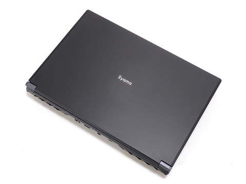 見た目は普通、中身は普通じゃない。GeForce RTX 5070搭載の高性能