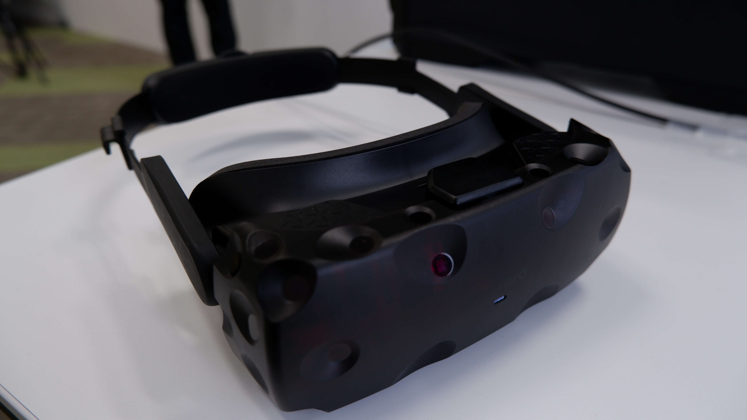 軽さと高画質が光る1台。「arpara VRヘッドセット」体感レビュー | PANORA