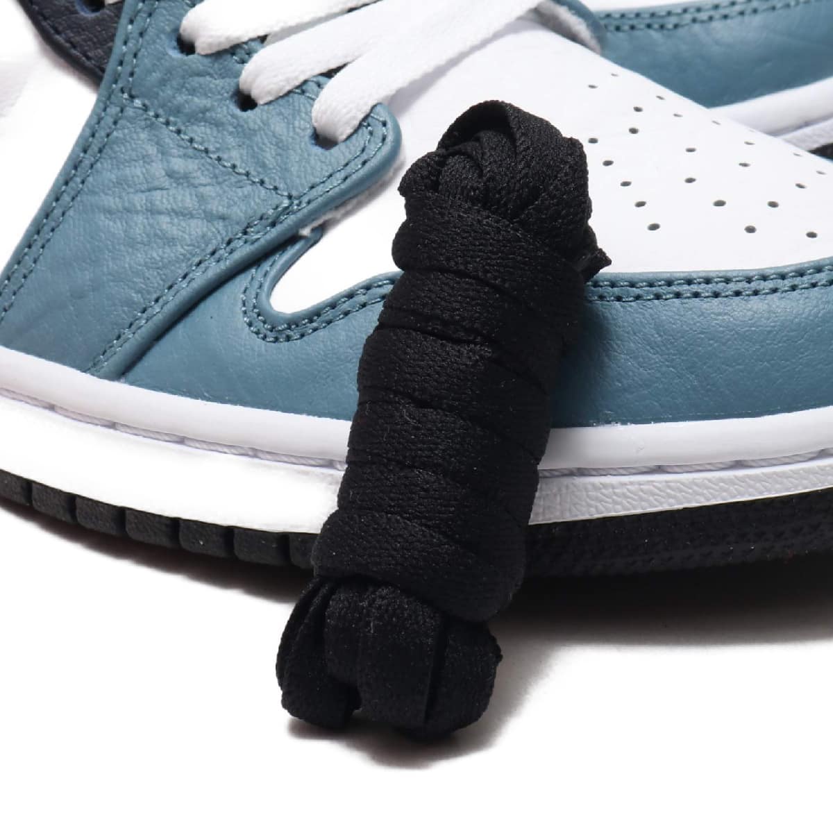 JORDAN BRAND AIR JORDAN 1 MID SE FRLS APLA WHITE/BLACK-CELESTIAL