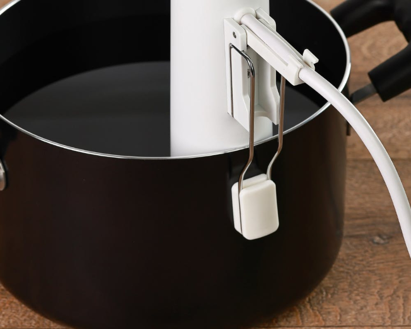 1200Wの大出力や自立式採用で、低温調理器の使いにくいを解消する