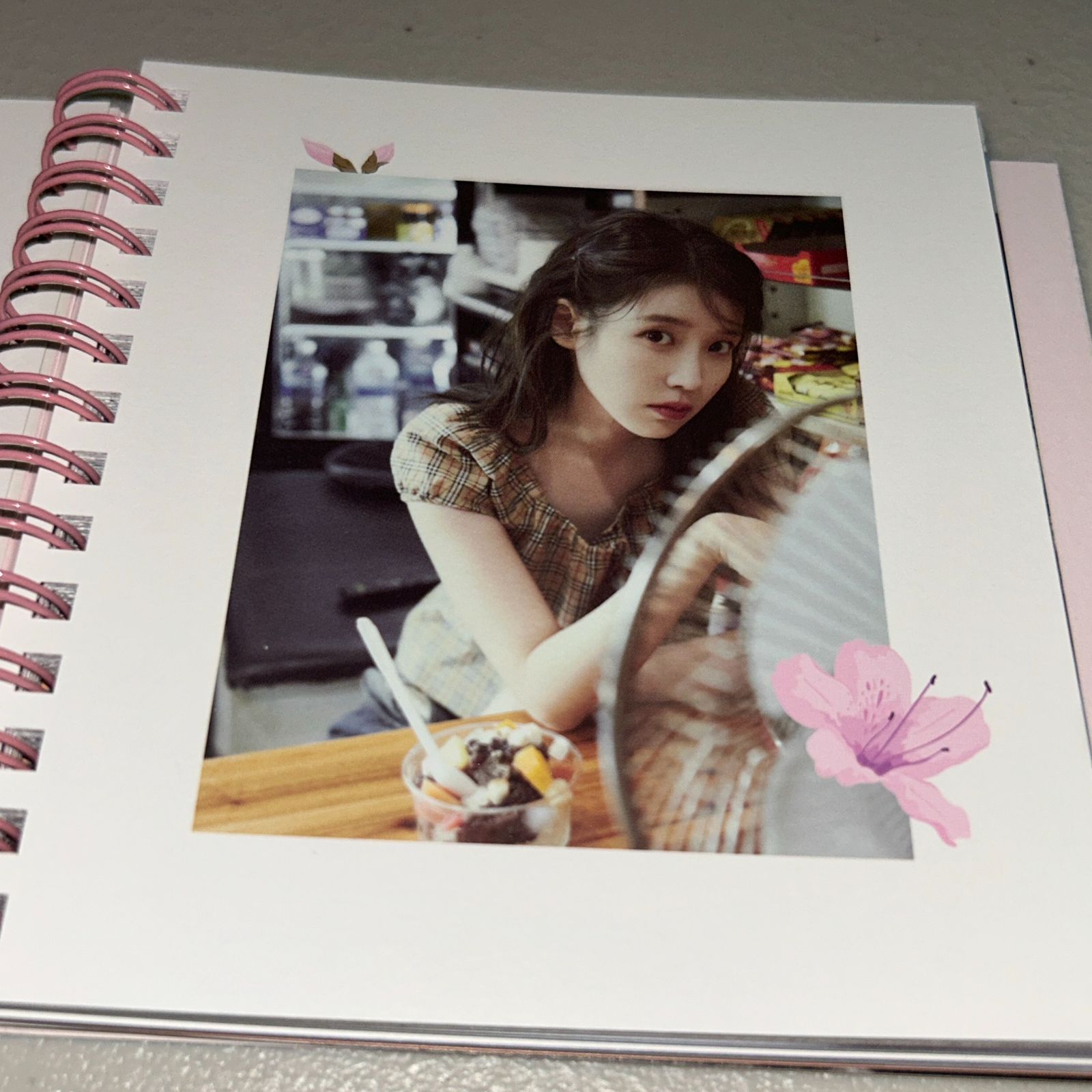 IU(アイユ)直筆サイン「花のしおり3」 - メルカリ