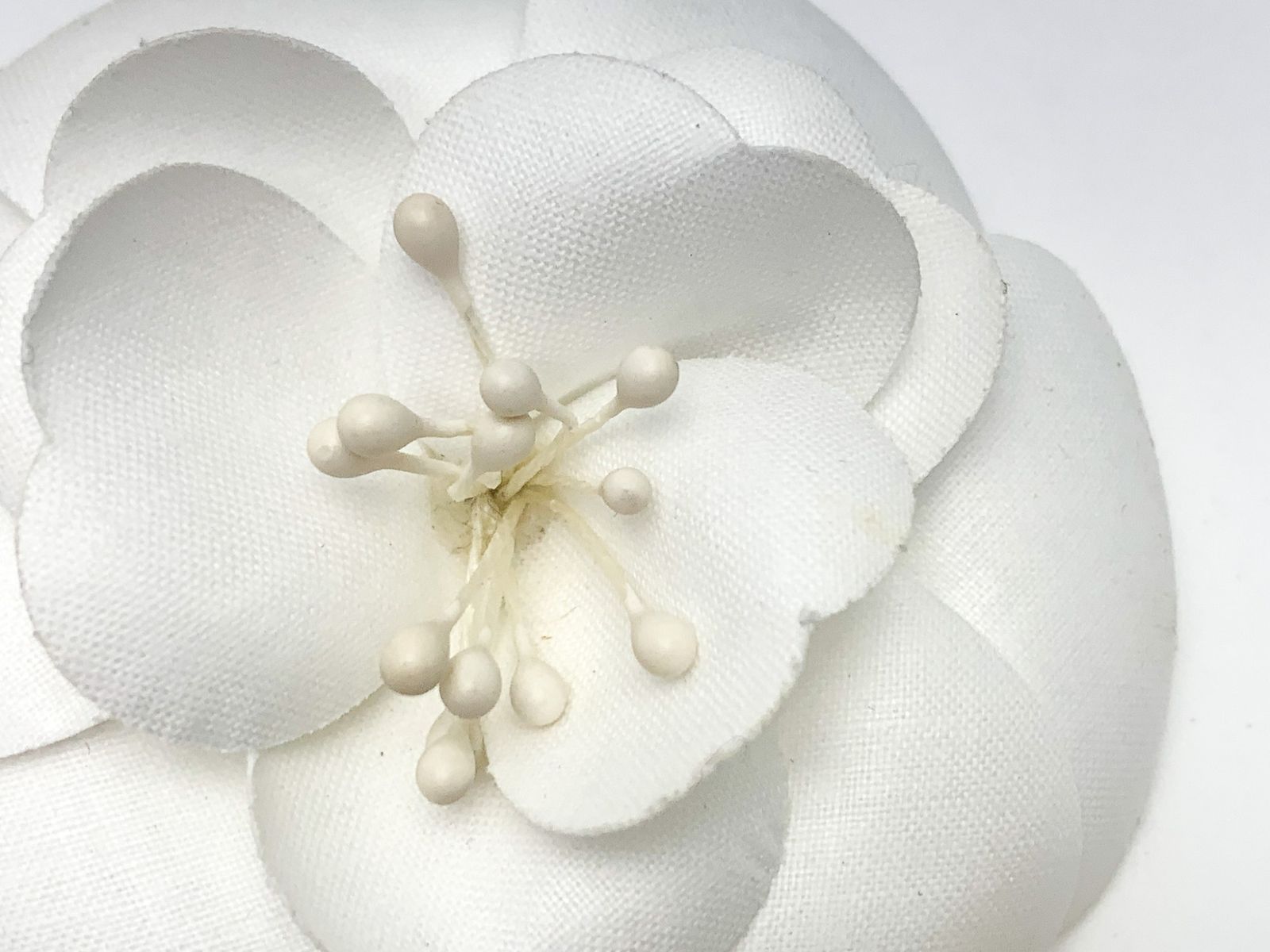 CHANEL フラワーブローチ クリーム色 CHANEL フラワーブローチ