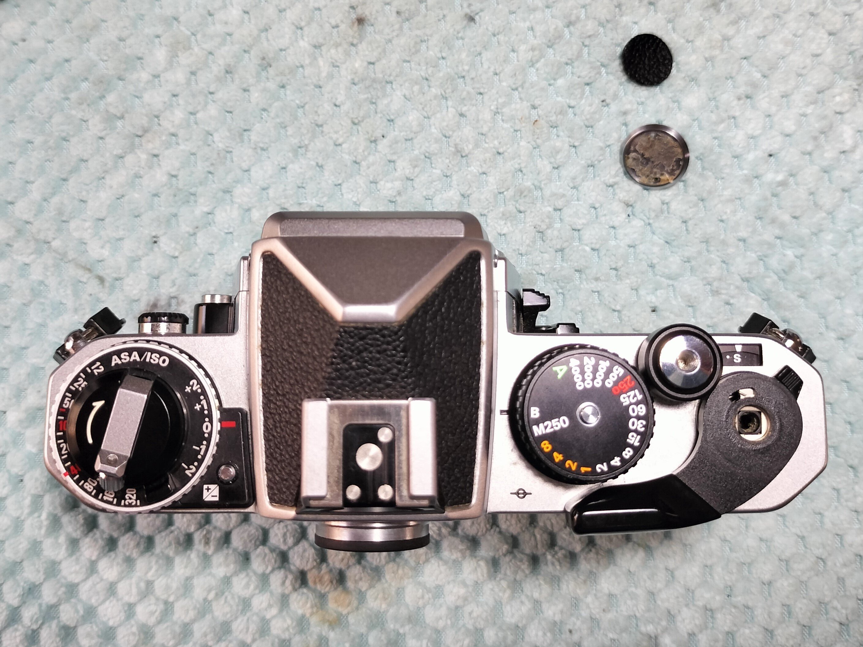 Nikon FE2の分解｜フィルムカメラ修理のアクアカメラ