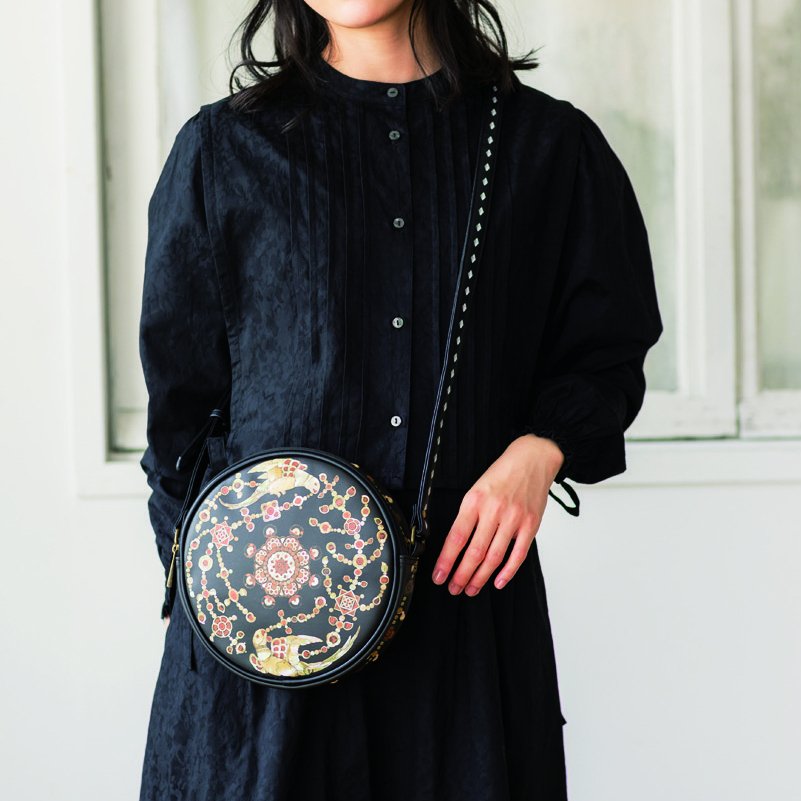 聖武天皇遺愛の宝物が収められた正倉院の扉が今年も開く……螺鈿紫檀阮咸