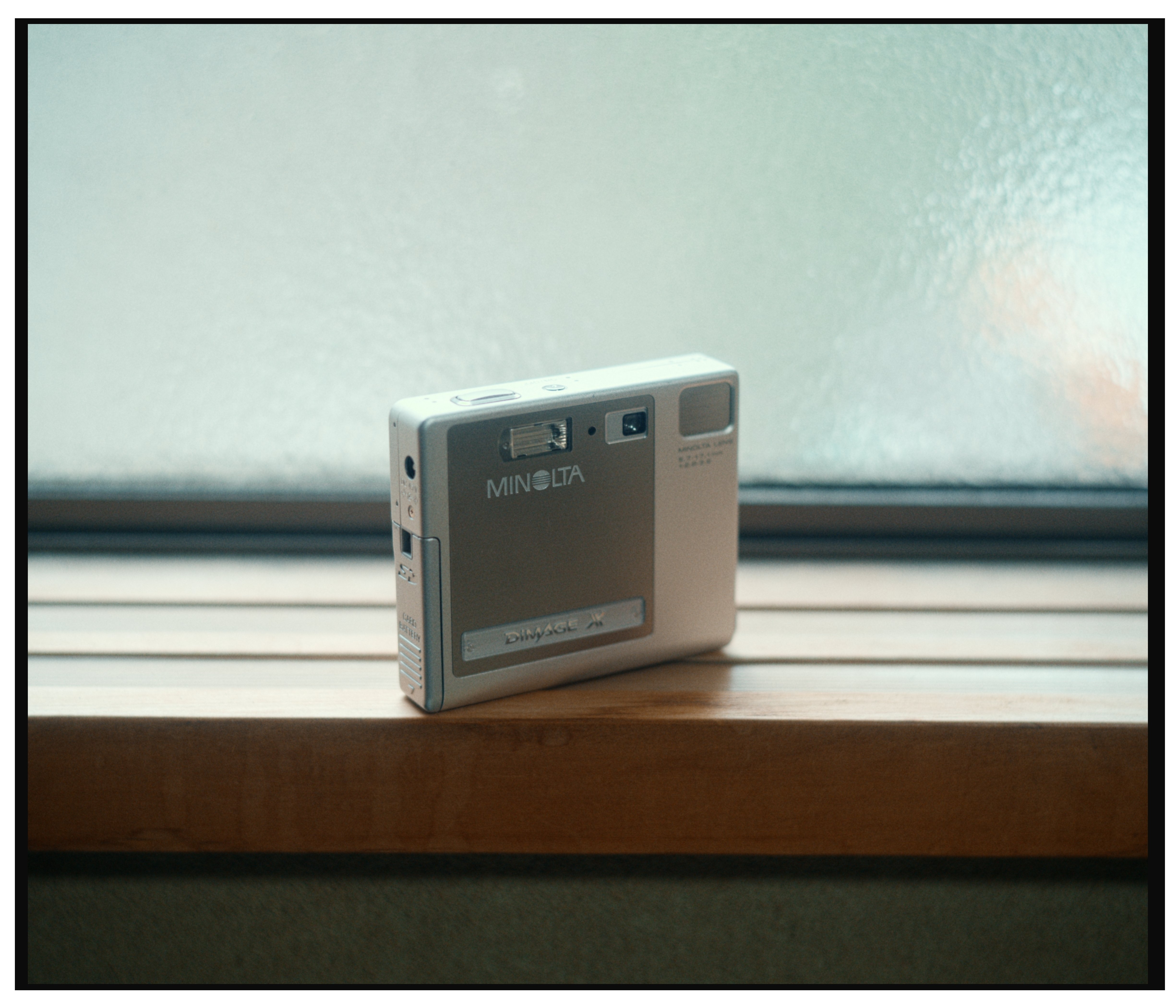 Minolta DiMAGE X】見た目がMDプレイヤーすぎる幻のデジカメ。｜sai