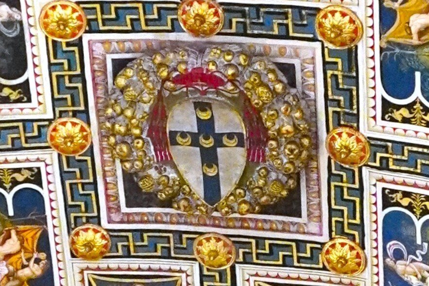 圧巻！シエナ大聖堂内・ピッコローミニ図書館のフレスコ画と煌びやかな