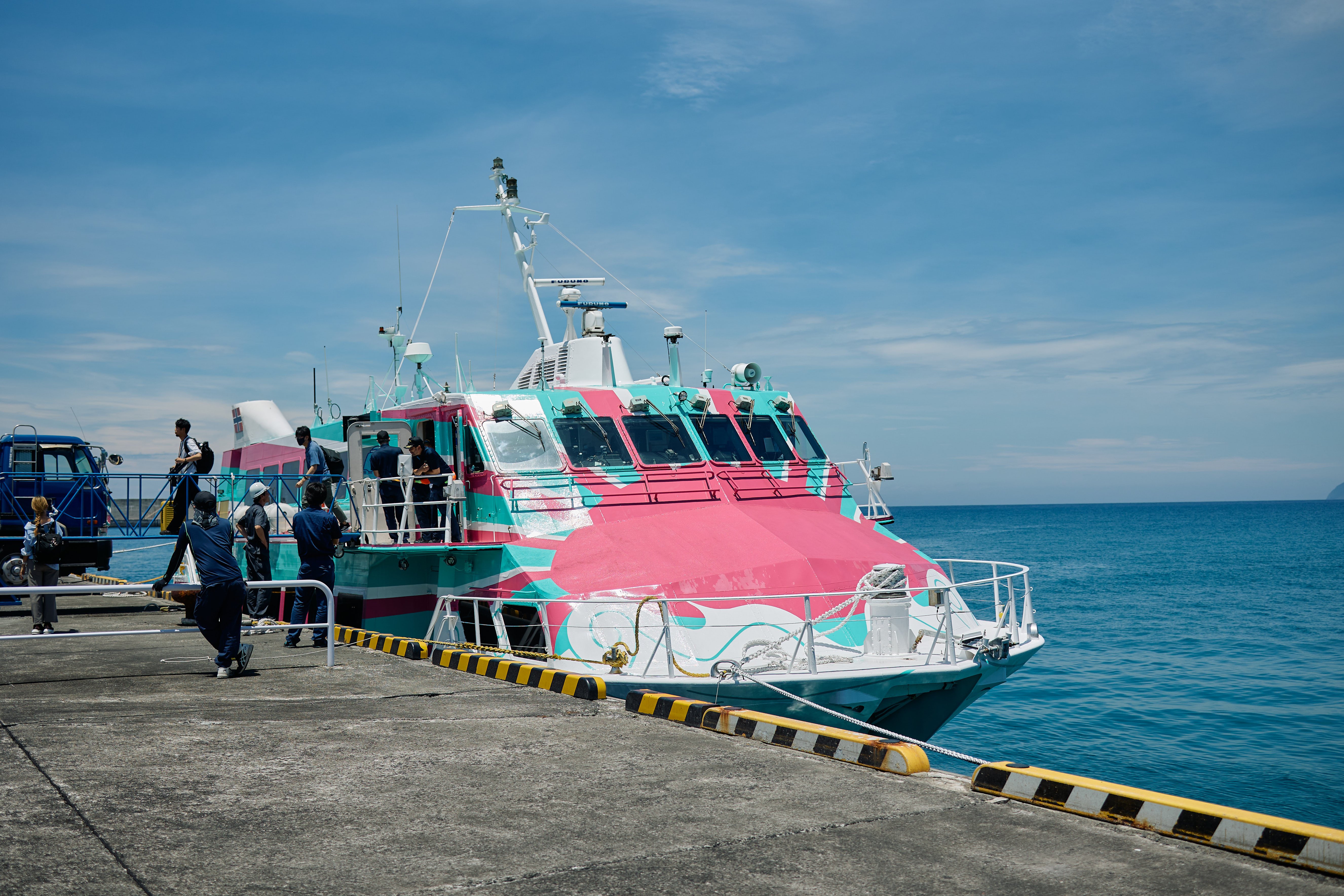 絵の具で描いたようなコバルトブルーの海が東京にあった|新島の海を