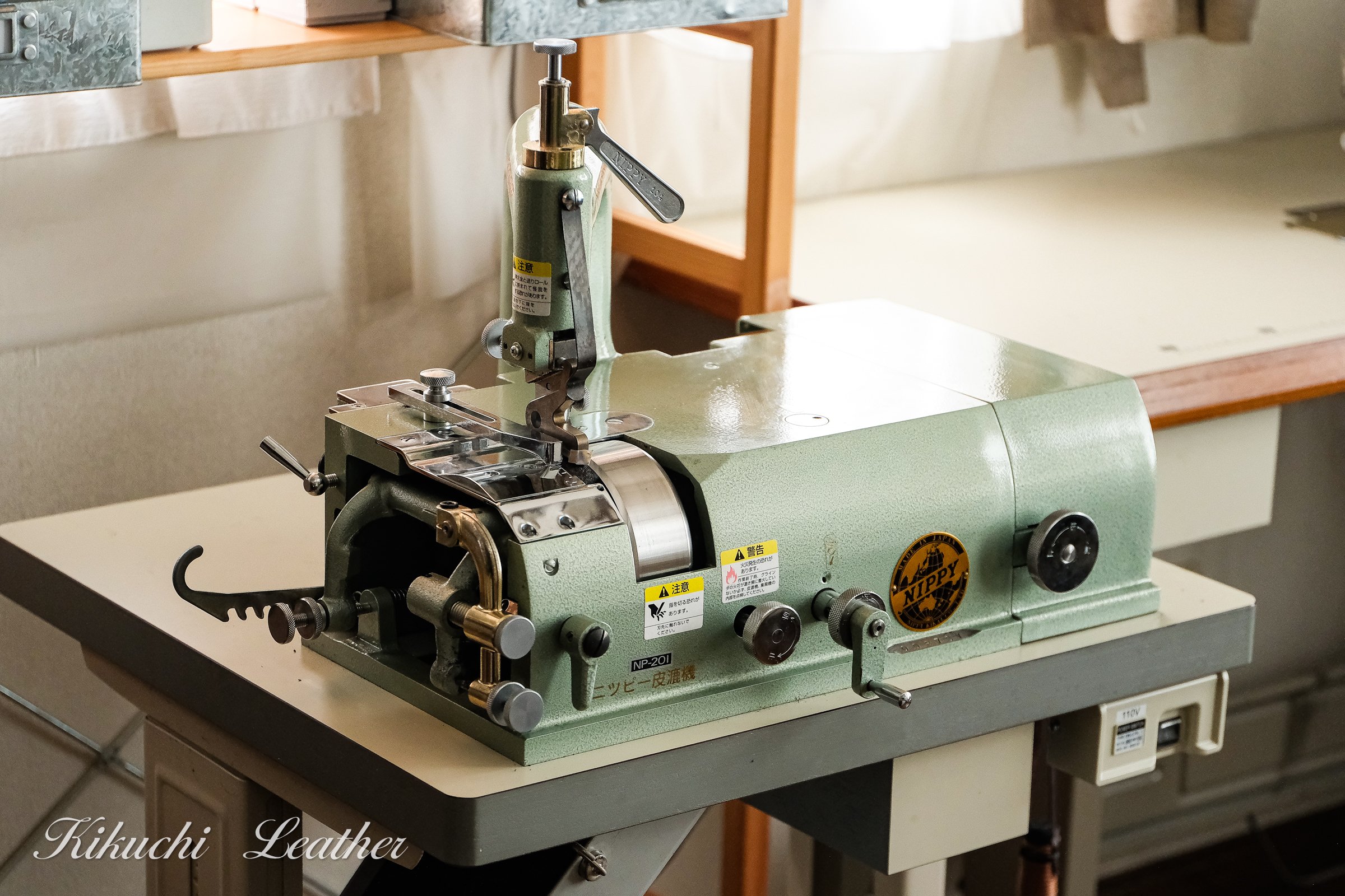 レザーと暮らす。｜革職人が使う革漉き機入門編｜KIKUCHI LEATHER