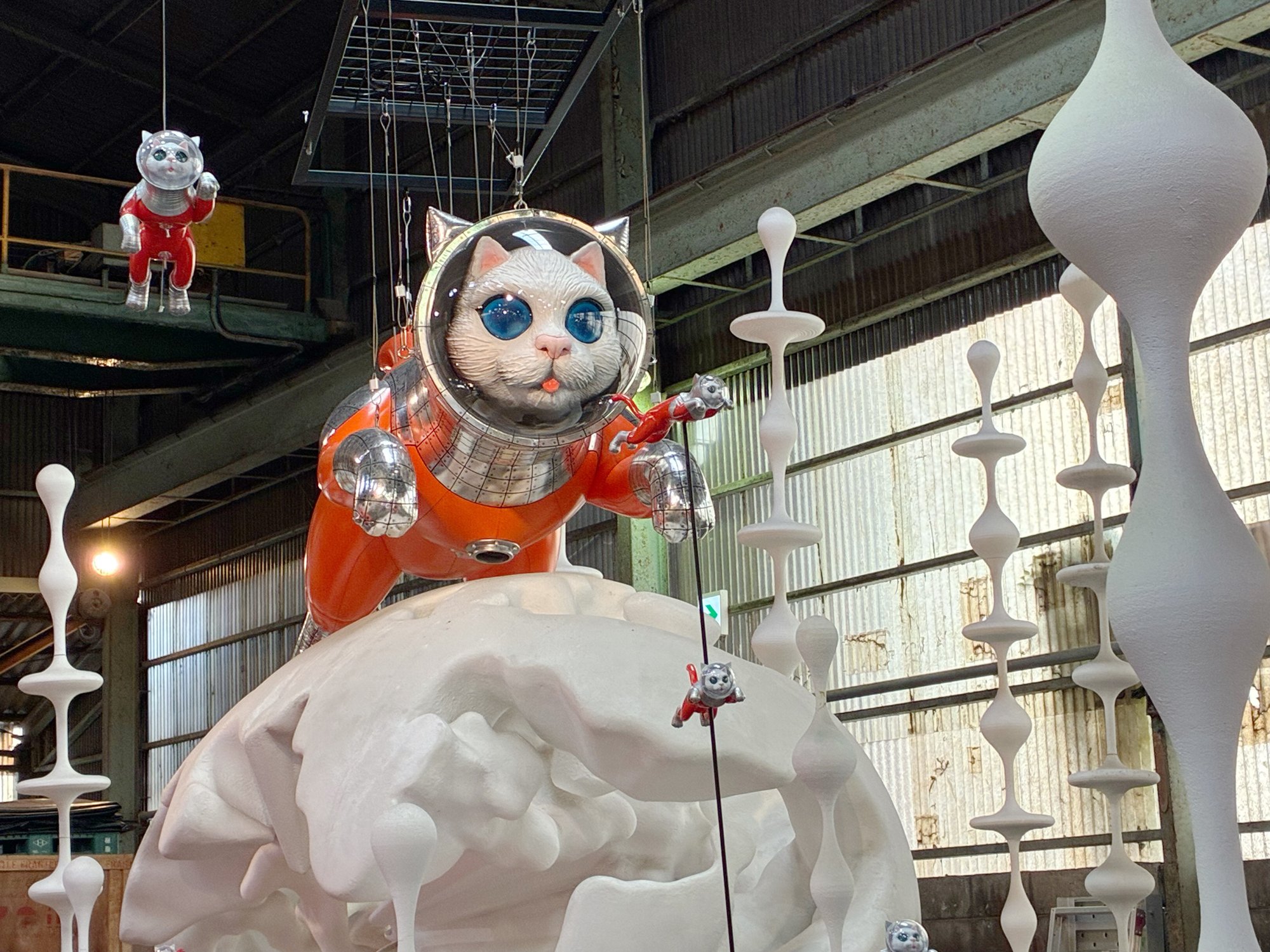 ヤノベケンジ展】大阪・北加賀屋の巨大アート収蔵庫「MASK」で宇宙猫