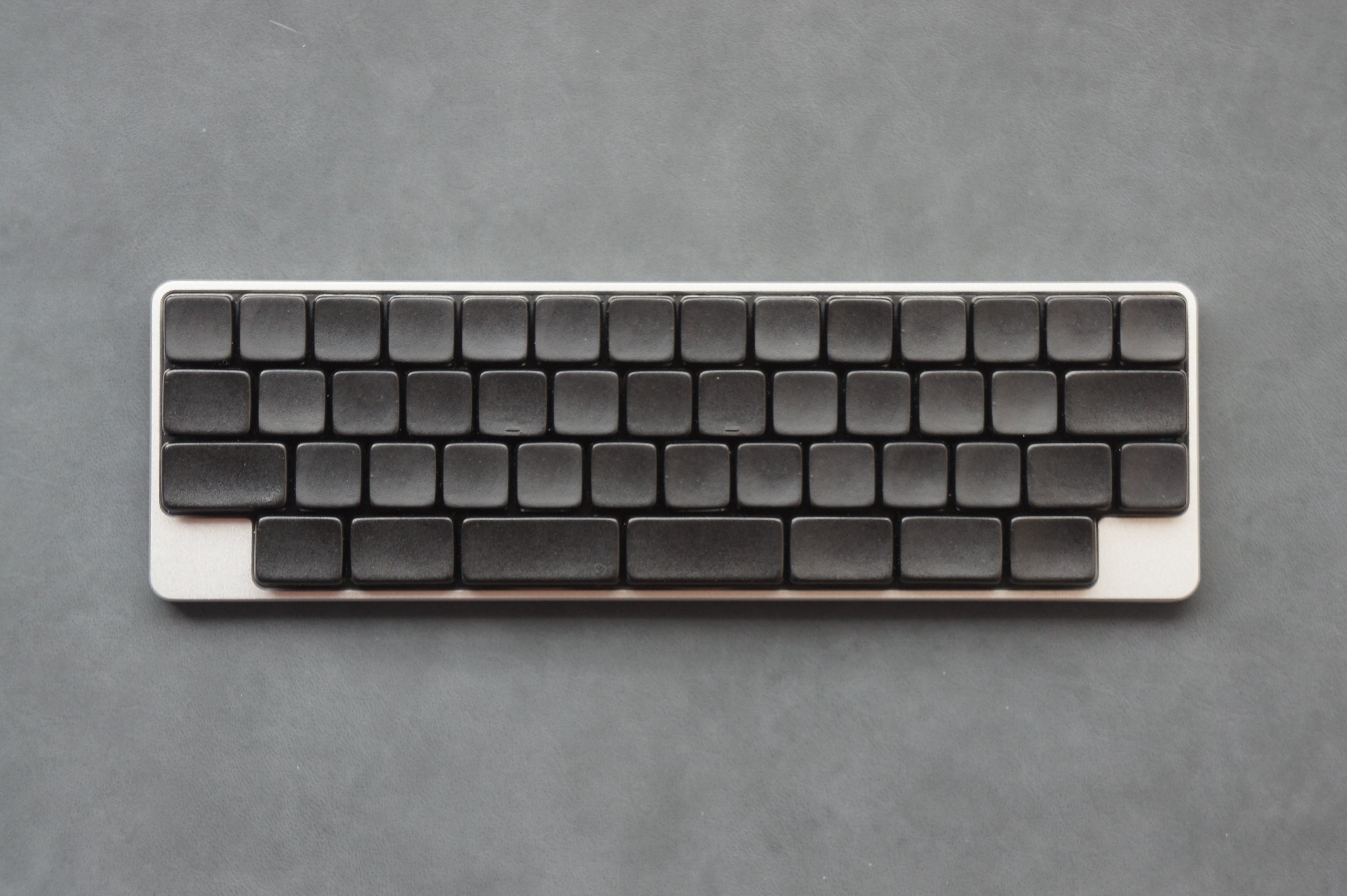 ロープロファイルでロウスタッガードな狭ピッチキーボードを作った