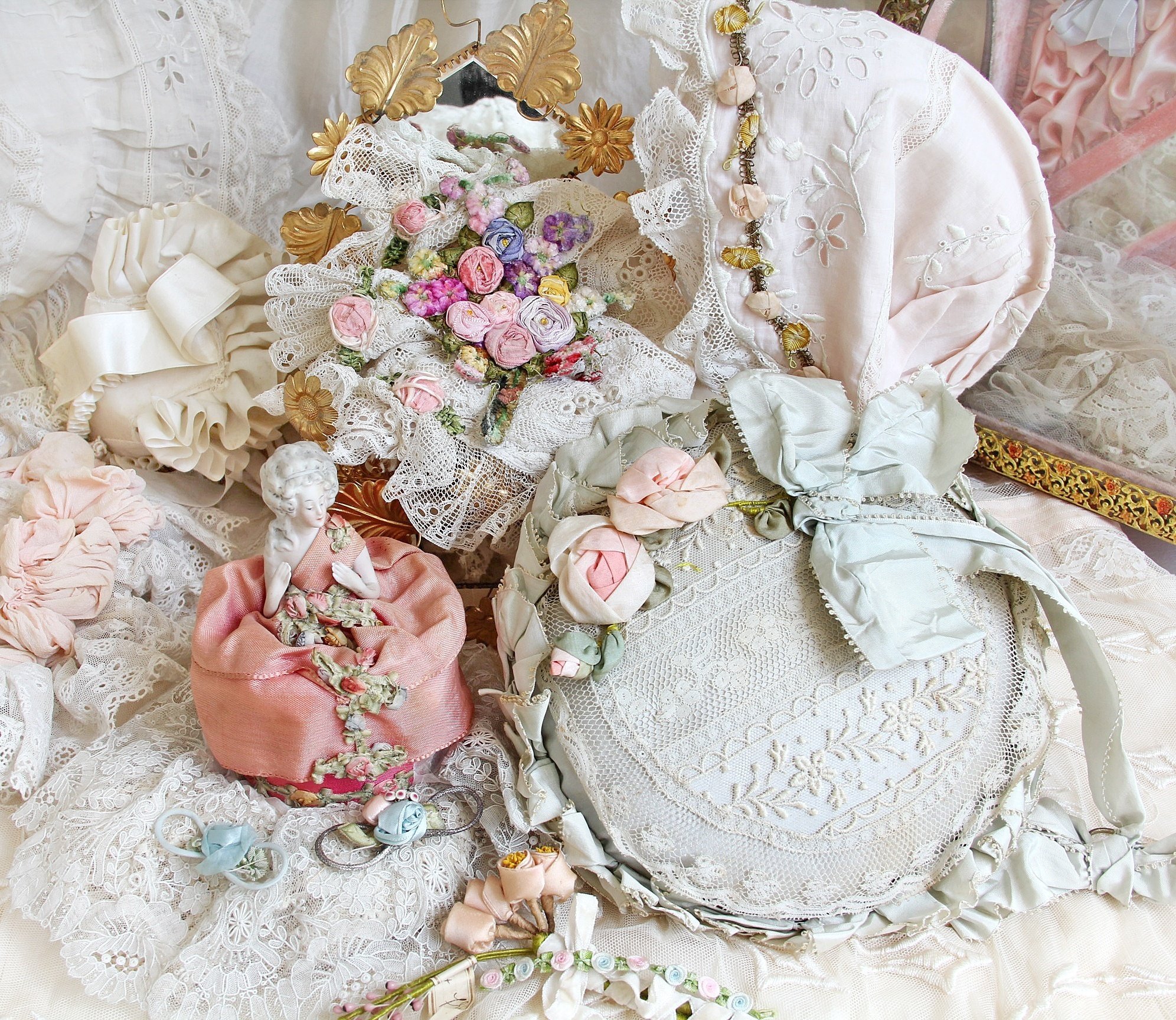 ロココモチーフとアンティークレースや花柄リボンのセット フランス製