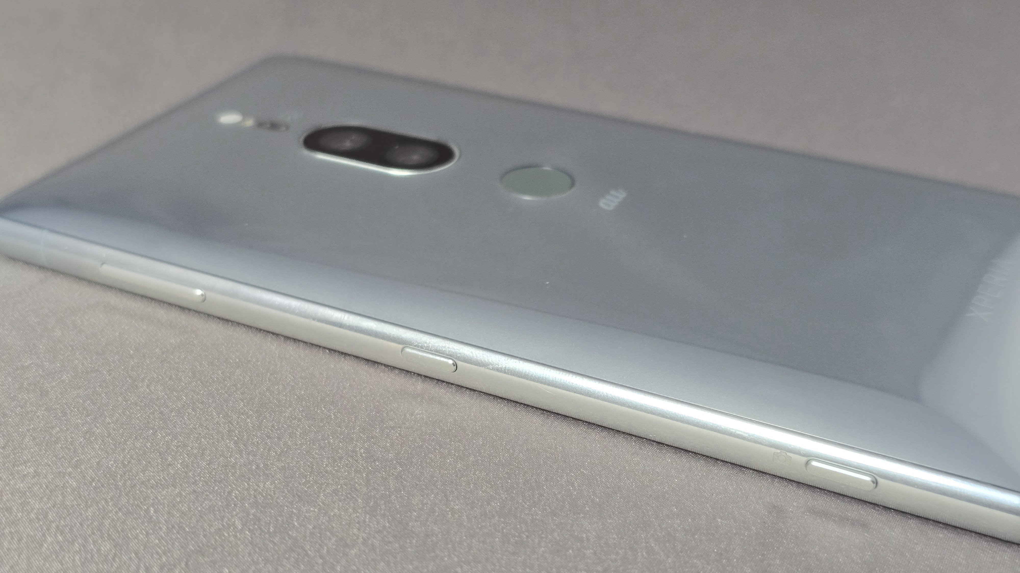 Xperia XZ2 Premium中古auモデル使用感レビュー|16:9比率で5.8インチ大