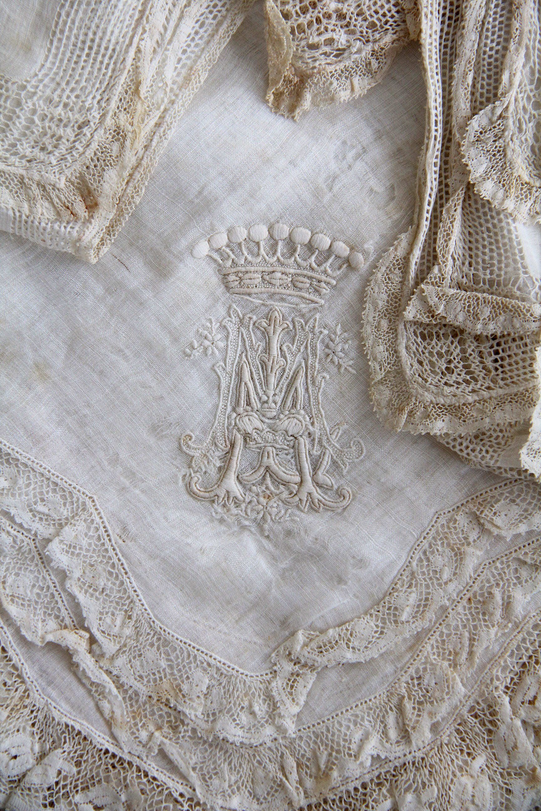 パリ蚤の市で見つけた「伯爵夫人のハンカチ」に纏わる考察話｜アン