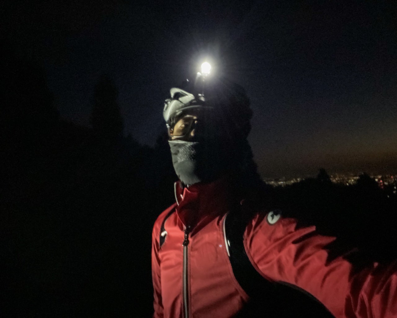 冬の朝「暗闇の世界」を克服する。~ LEZYNE ライト SUPER DRIVE