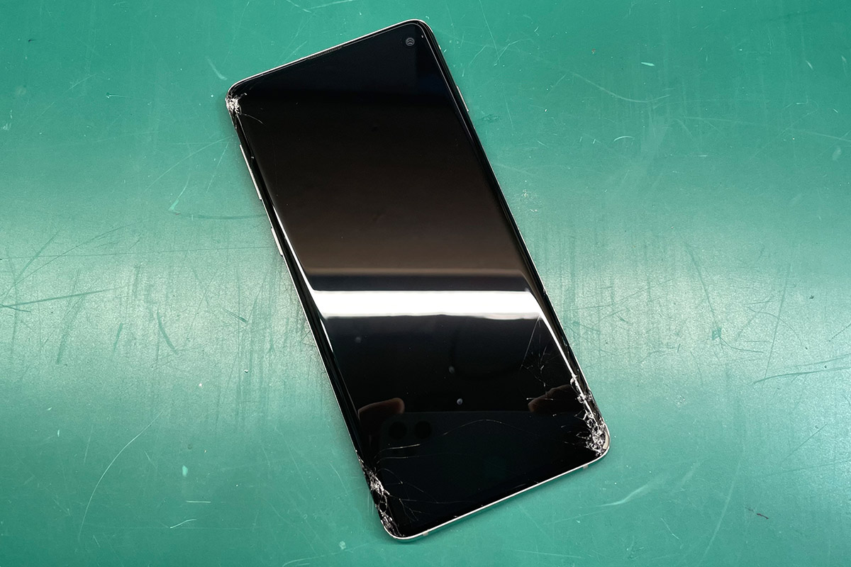 Samsung Galaxy S10 ディスプレイガラスが割れて上5mmしか映らなくなっ