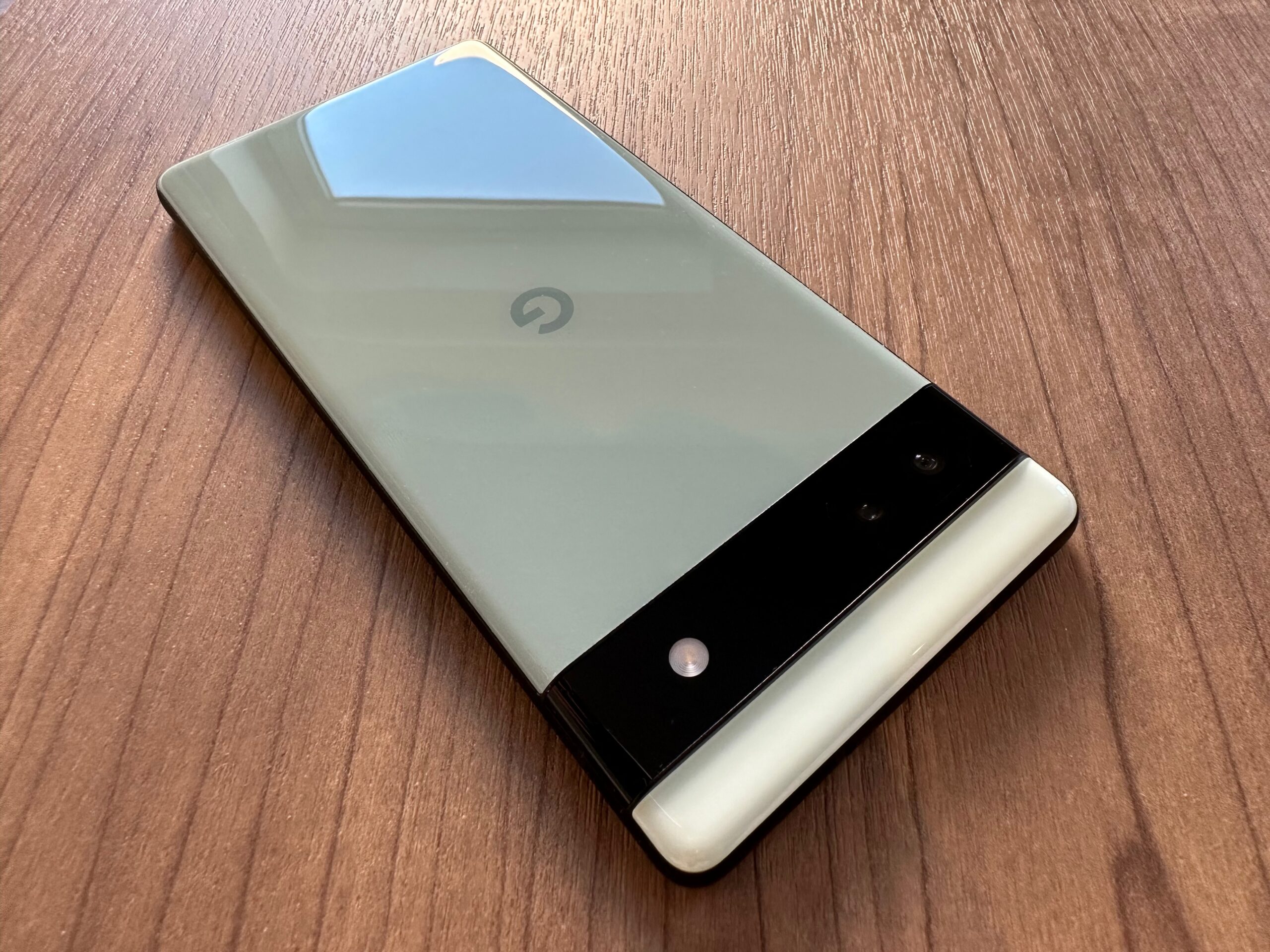 Google Pixel 6aのキャリア版(au&ソフトバンク)とSIMフリー版に違いは