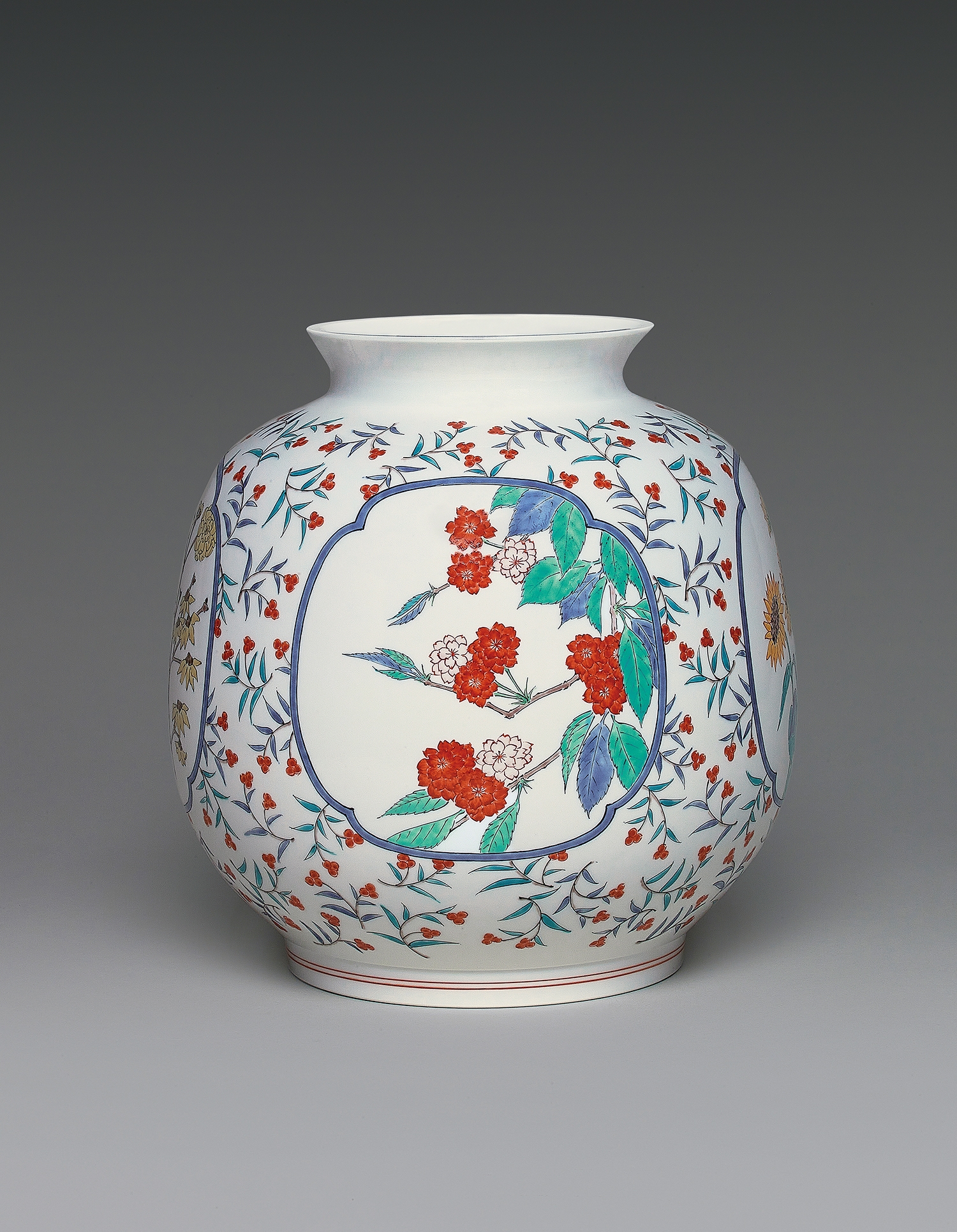 十五代酒井田柿右衛門 襲名十周年記念作品「濁手四季文花瓶」特集記事