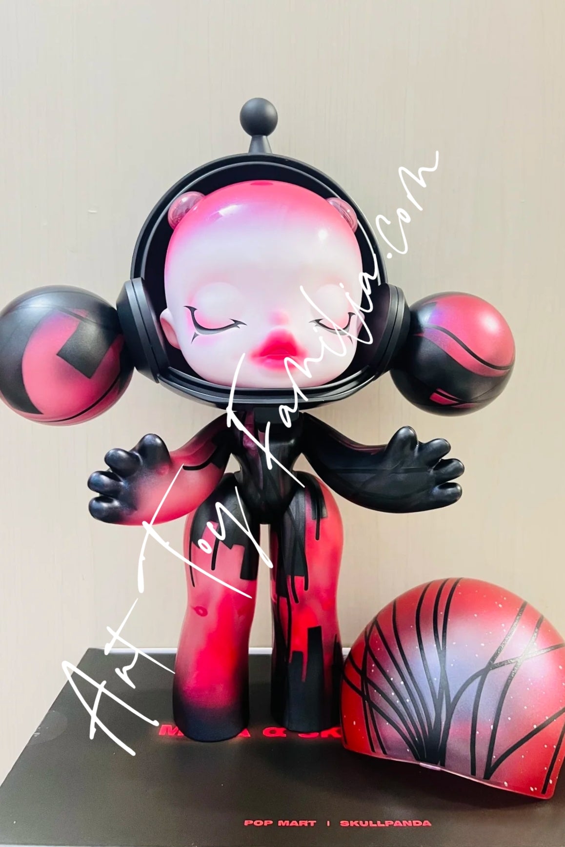 400% MEGA α Skullpanda 400% Red Crystal | POP MART – Art Toy Familia