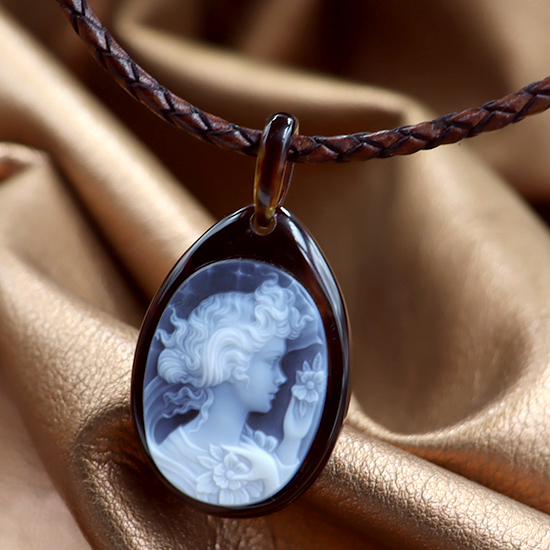 メノウカメオと本べっ甲のペンダント＆ネックレス製品のご紹介