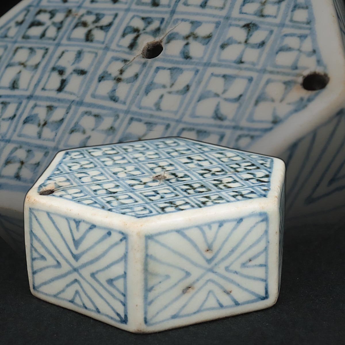 EX289 朝鮮古美術 李朝白磁染付卍繋文六角水滴 幅7.2cm 重165g 木箱附