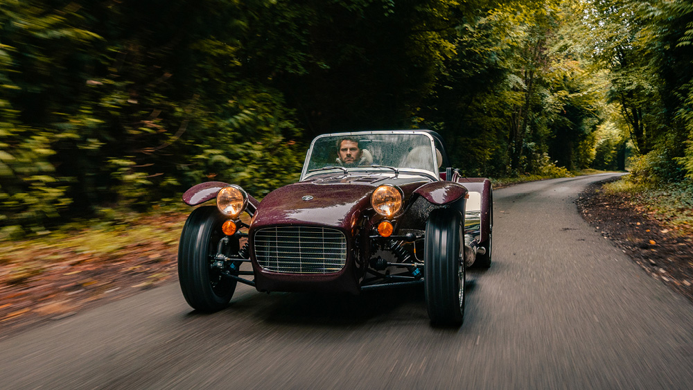 ケータハムが70～80年代の人気モデルに現代風のアレンジを加えた