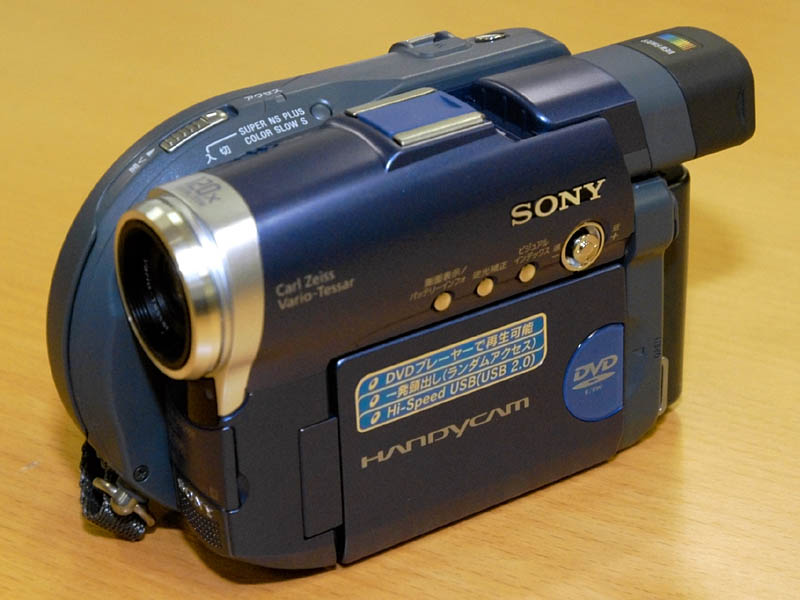 ソニー、8cm DVD-R/RW採用の国内初「DVDハンディカム」